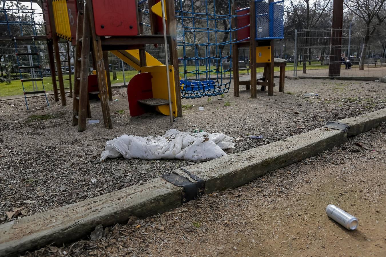 El deterioro de los parques infantiles de Córdoba, en imágenes