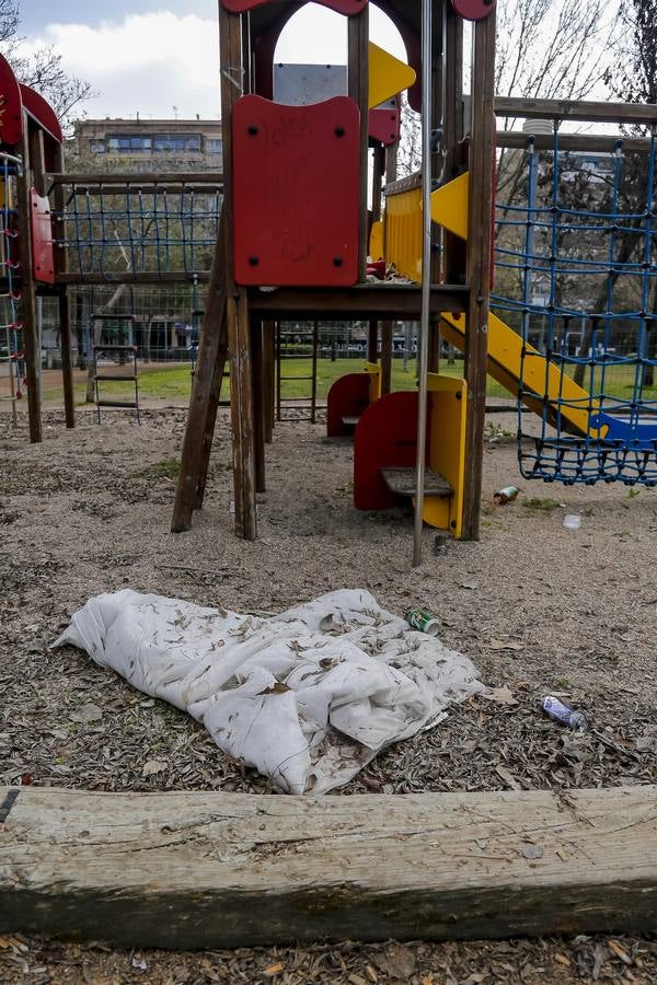 El deterioro de los parques infantiles de Córdoba, en imágenes