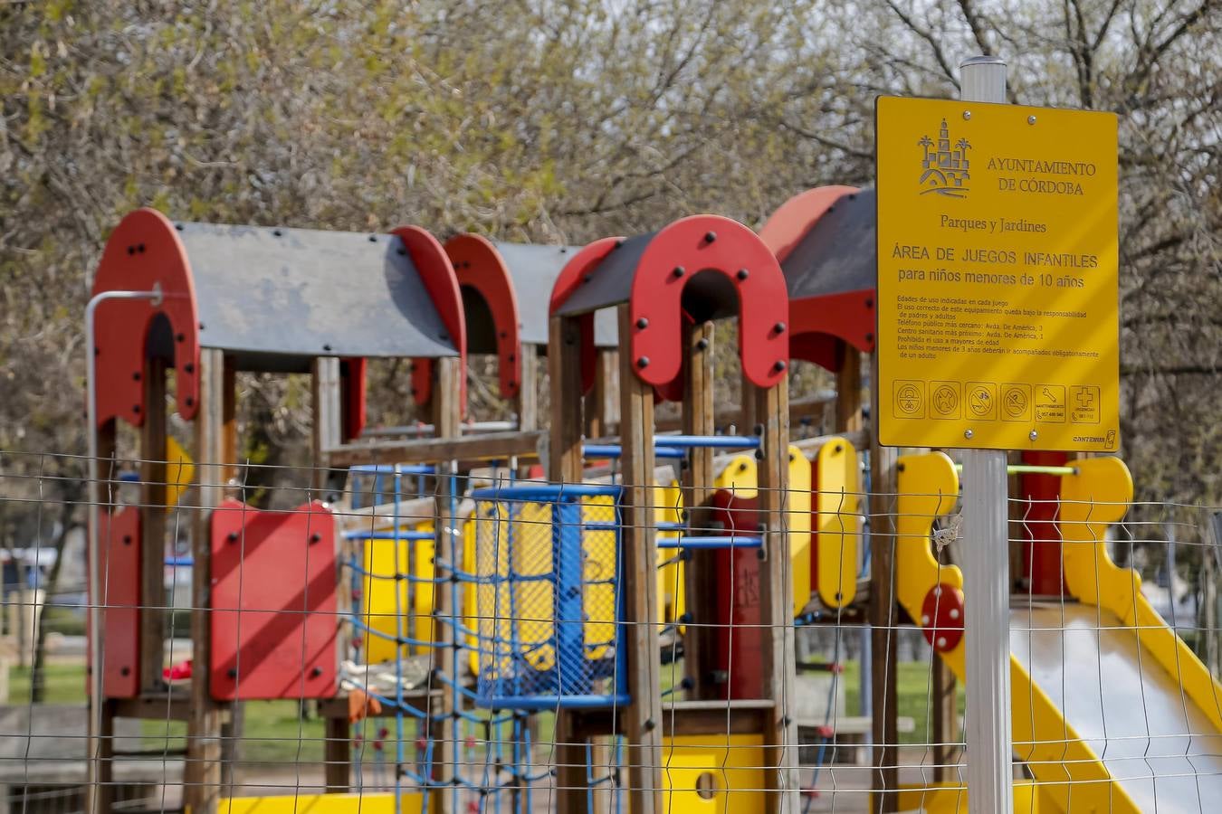 El deterioro de los parques infantiles de Córdoba, en imágenes