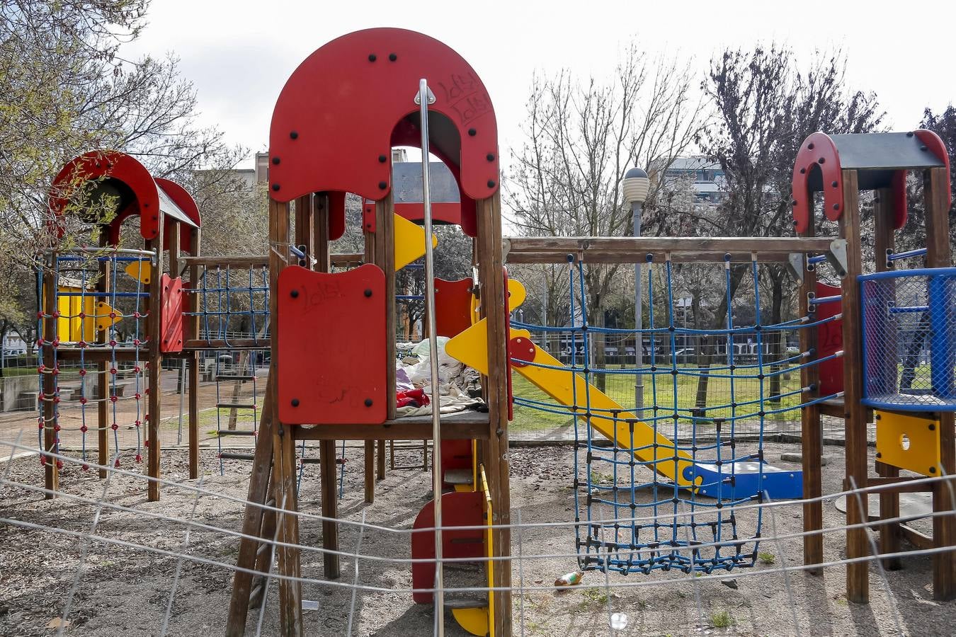 El deterioro de los parques infantiles de Córdoba, en imágenes