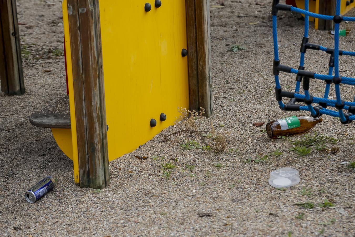 El deterioro de los parques infantiles de Córdoba, en imágenes