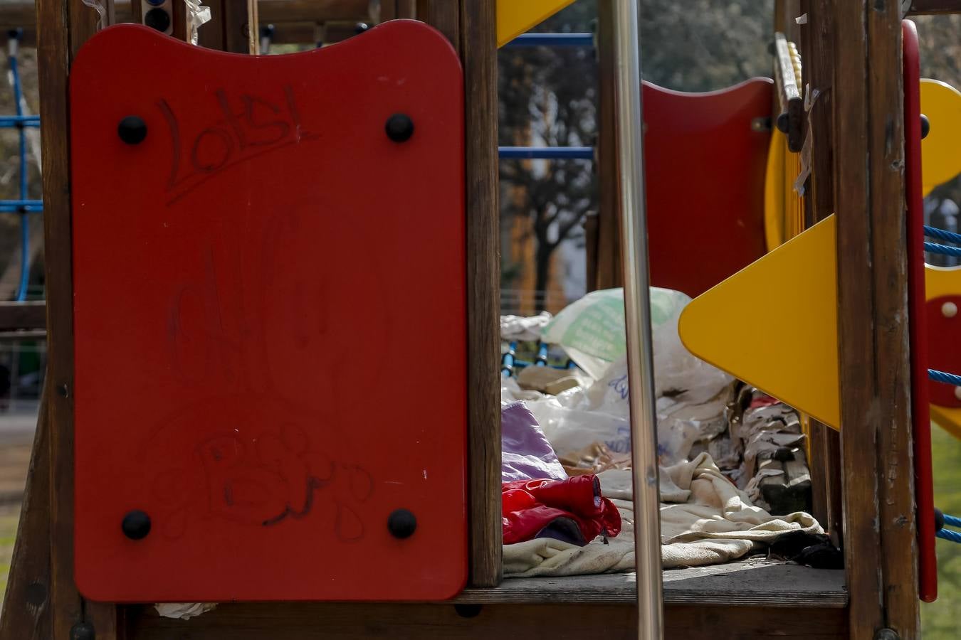 El deterioro de los parques infantiles de Córdoba, en imágenes