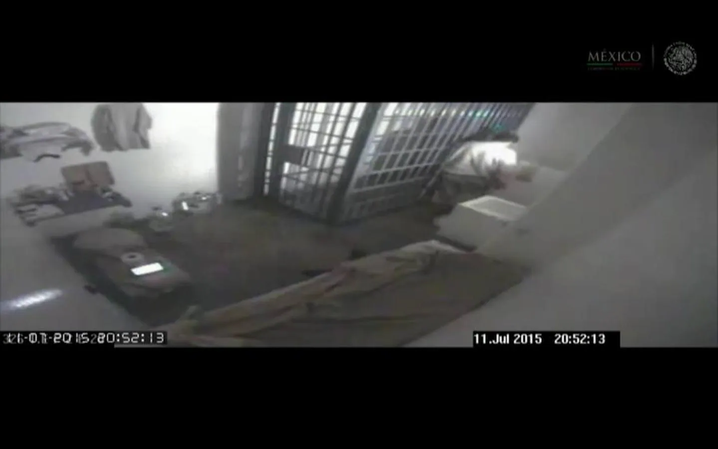 El Chapo volvió a escaparse de su celda en julio de 2015 a través de un túnel de 1,5 kilómetros de longitud. De poco sirvió estar retenido en la prisión de alta seguridad de El Altiplano. Esta es la última imagen del Chapo en su celda antes de escapar por un agujero.. 