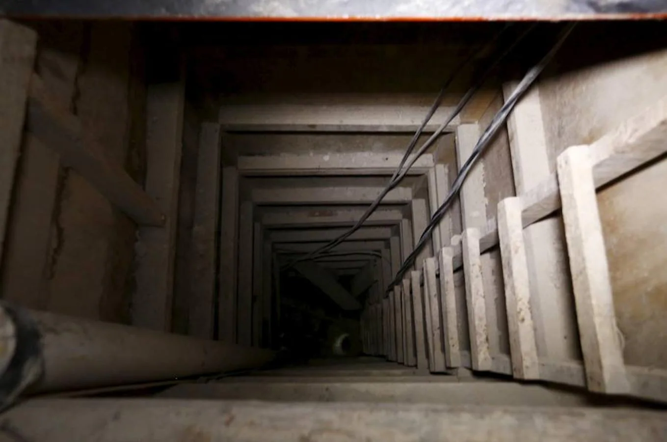 Imagen del túnel excavado por donde consiguió huir. 