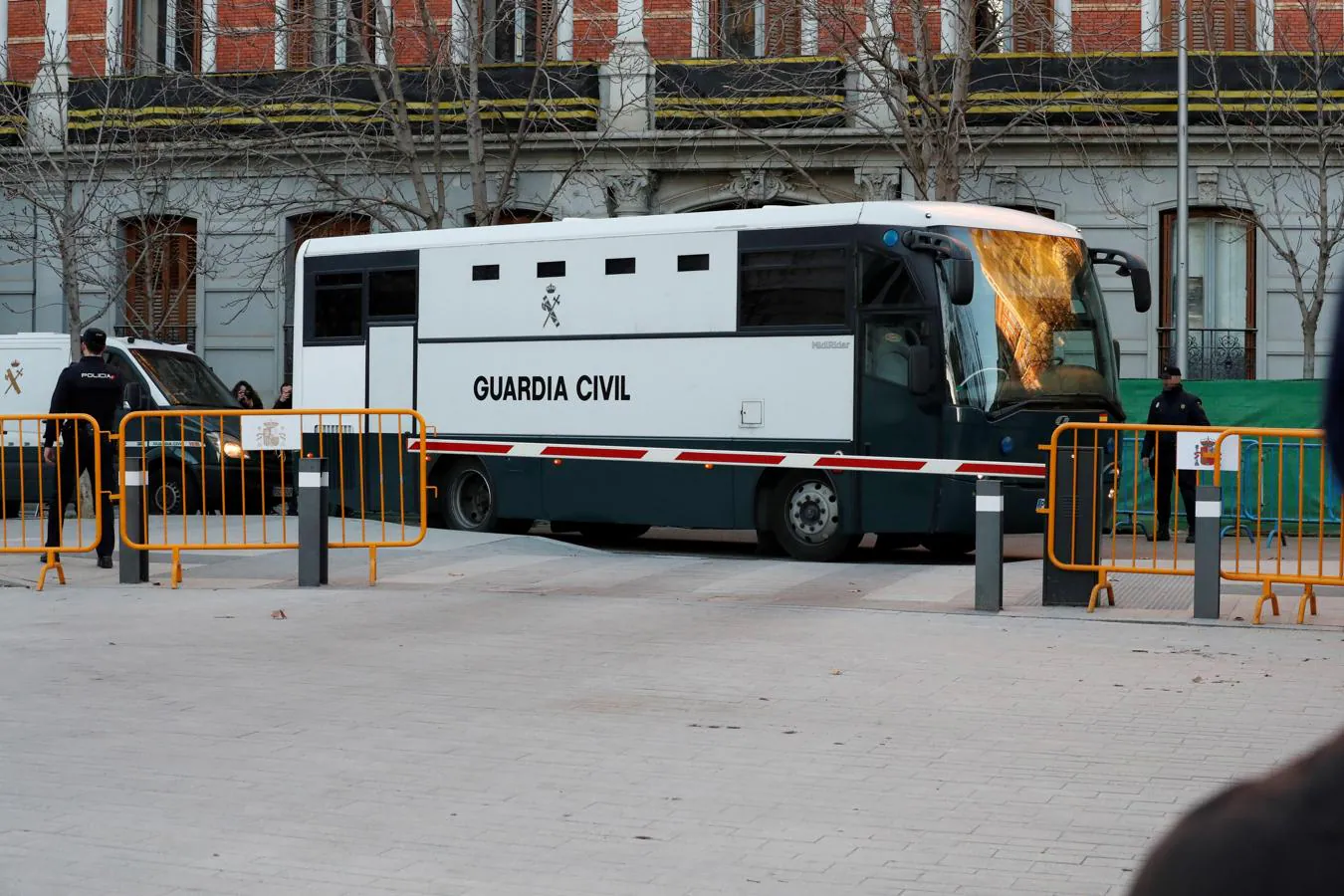 Llegada a la Audiencia Nacional de uno de los autobuses que trasladan a los acusados desde las cárceles madrileñas de Alcalá Meco y Soto del Real, para ser trasladados después al Tribunal Supremo donde se da inicio este martes al juicio del «procés».. 