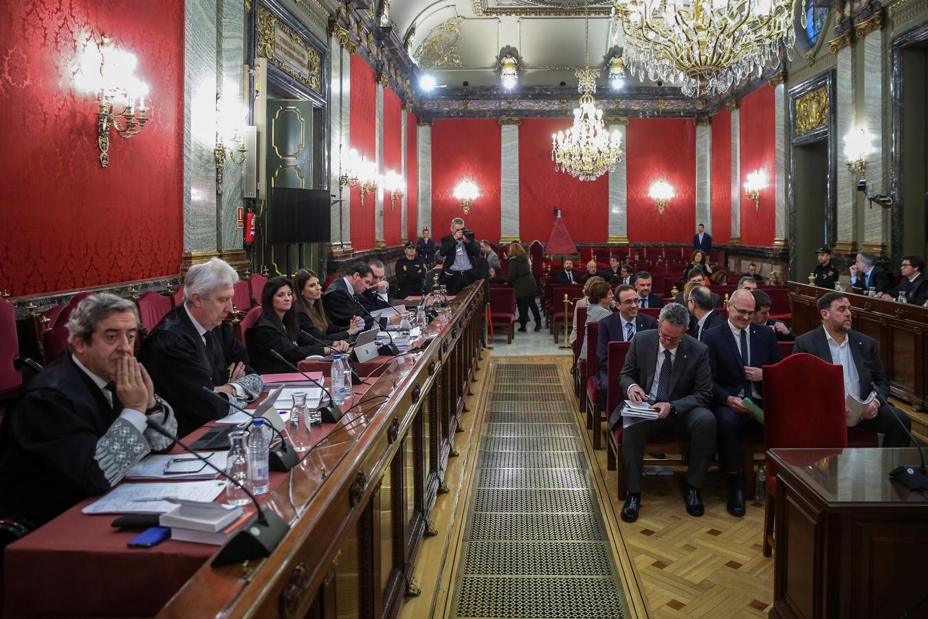 El Tribunal Supremo inicia hoy el juicio al «procés». Los fiscales Javier Zaragoza (i), y Fidel Cadena (2i), junto a la jefa de lo Penal en la Abogacía del Estado, Rosa María Seoane (3i), el vicesecretario jurídico de Vox, Pedro Fernández (2d), y el secretario general de Vox, Javier Ortega Smith (d); y los doce líderes independentistas acusados por el proceso secesionista catalán.. 