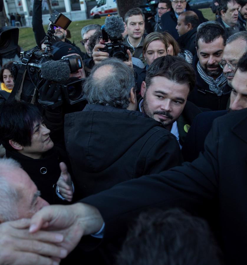 El presidente de la Generalitat, Quim Torra (de espaldas), saluda al portavoz adjunto de ERC en el Congreso, Gabriel Rufián (c),. 