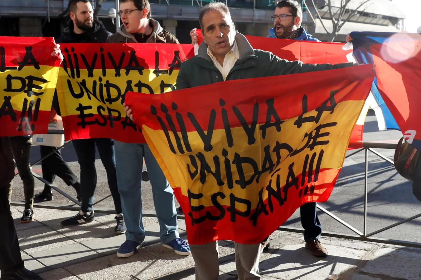 Un grupo de personas portan banderas con la leyenda «Viva la unidad de España», a las puertas del Tribunal Supremo.. 