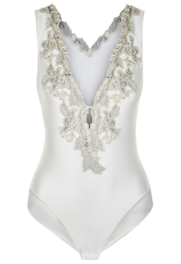 La versión más distinguida de la colección La Perla Maison se caracteriza por sus motivos bordados sobre una base de tul en el mismo color de la seda y con doble remate, realizado a mano con la técnica frastaglio. Su precio alcanza los 580 euros.