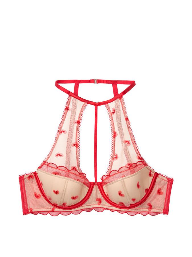 Victoria’s Secret se ha llenado de estampados rojos para celebrar San Valentín. Desde picardías, braguitas, sujetadores, pijamas hasta batas y camisones. Este sujetador atado al cuello con apertura en el centro cuesta 64,19 euros.
