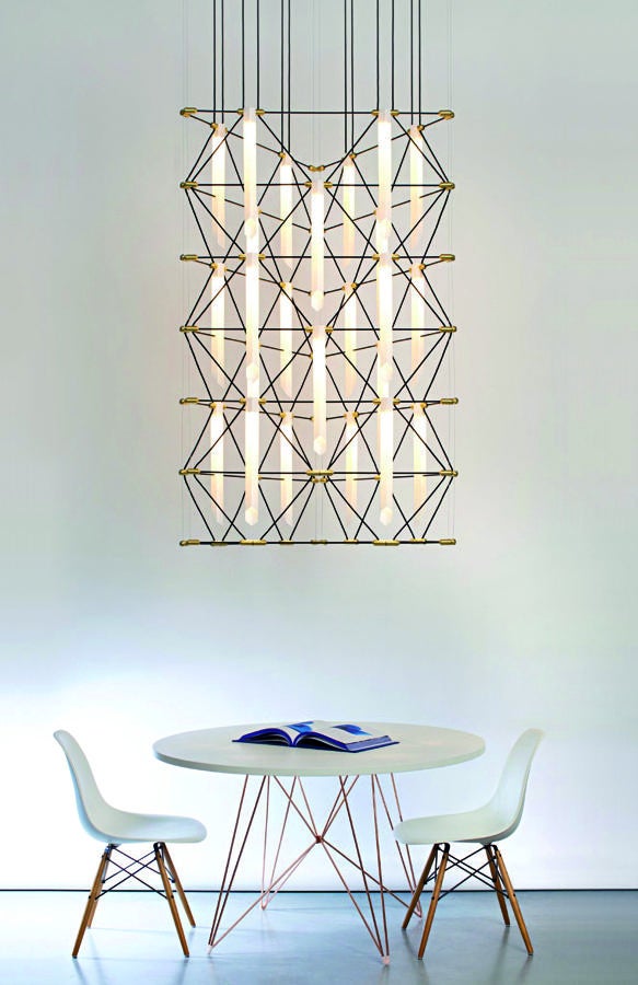 Designheure. Las filigranas representadas con la luminaria Trío de la colección Mozaik, diseñada por Davide Oppizzi para <a href="http://www.designheure.com" target="_blank">
Designheure
</a>, recuerda a las estructuras arquitectónicas de muchos edificios. Su tamaño XL resulta perfecto para situarla sobre la mesa del comedor. Luz de ambiente perfecta y focalizada.