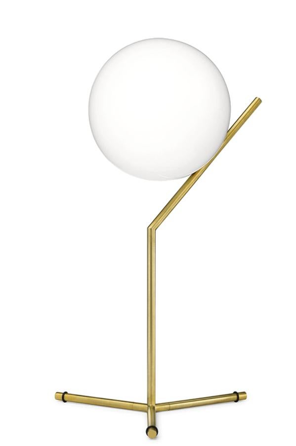 Lámpara Flos. Convertido en todo un referente estético por su reinterpretación de las formas clásicas, Michael Anastassiades es el diseñador que mejor representa la elegancia que esconden las líneas simples. <a href="http://www.flos.com" target="_blank">
Su pieza IC Light High 
</a>crea una luz de ambiente redonda y equilibrada colocada en cualquier mesa auxiliar.
