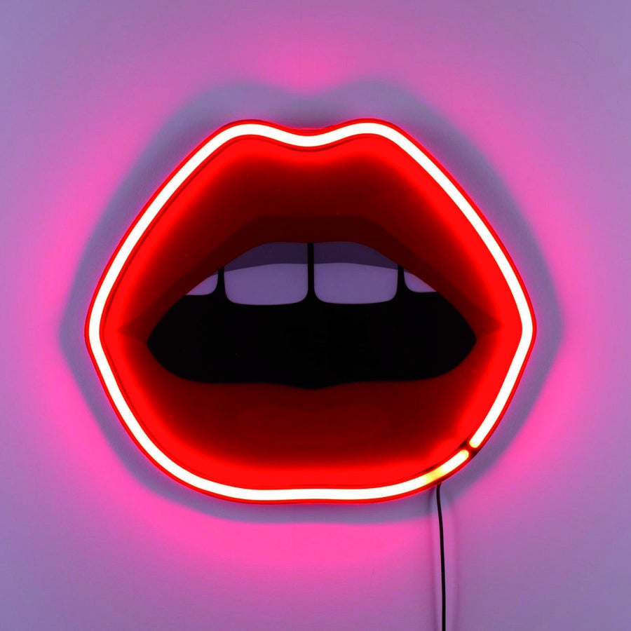 Lámpara Seletti. Stodio Job firma esta particular fuente de luz de neón para la italiana <a href="http://www.seletti.it" target="_blank">
Seletti
</a>, en una colección "cápsula única" que representa una boca abierta. Esta tendencia de combinar objetos decorativos con posibilidad de ofrecer luz es una de las más novedosas de los últimos años.