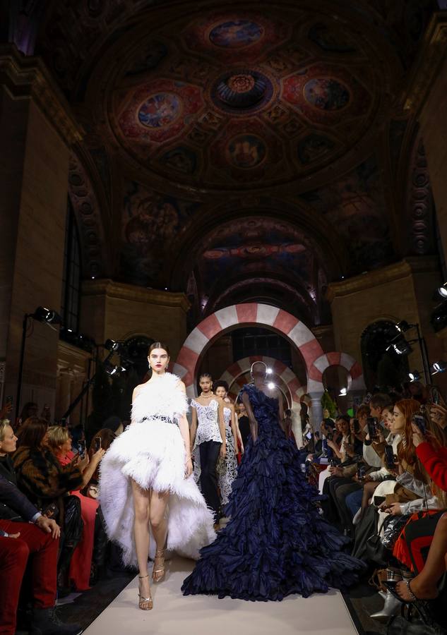 El desfile de Óscar de la Renta con los arcos de la Mezquita de Córdoba como fondo