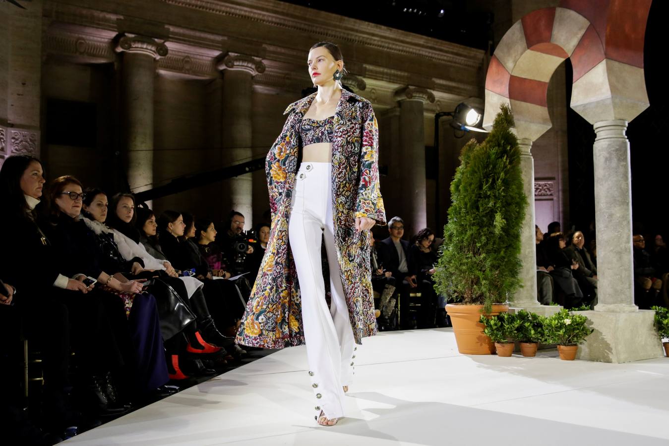 El desfile de Óscar de la Renta con los arcos de la Mezquita de Córdoba como fondo