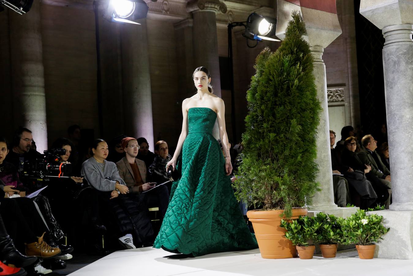 El desfile de Óscar de la Renta con los arcos de la Mezquita de Córdoba como fondo