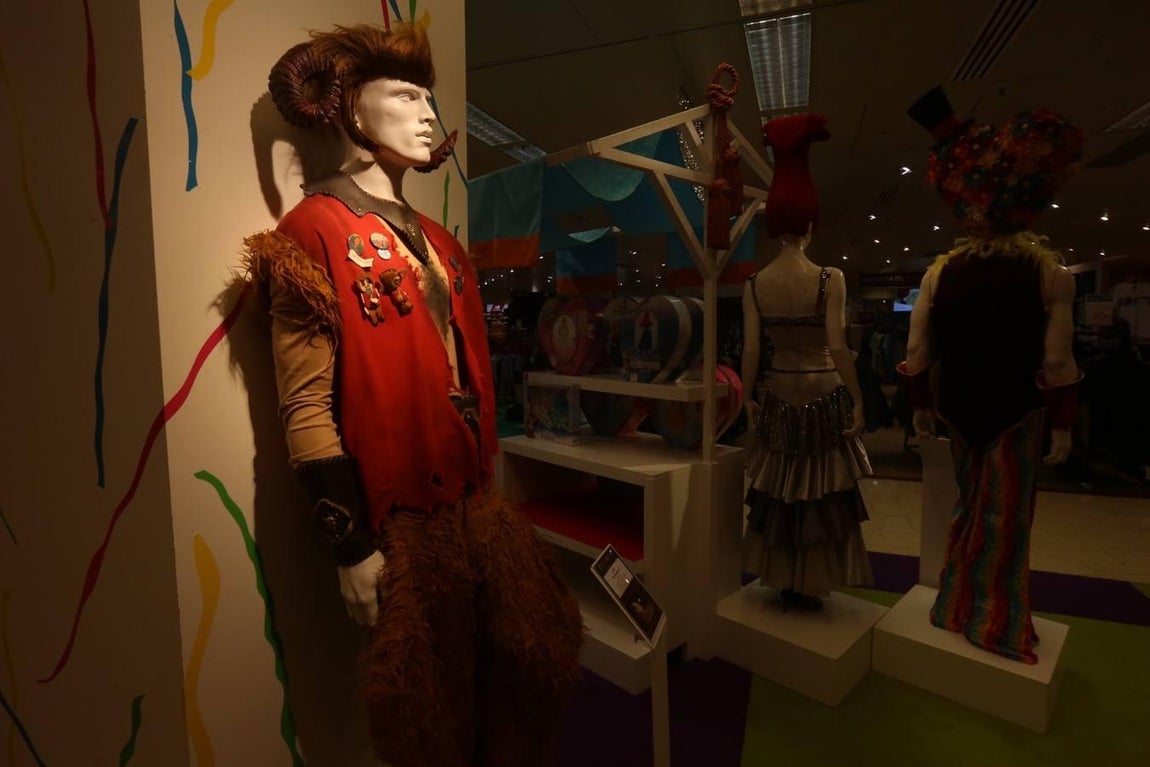 Exposición de disfraces de coros de Carnaval en El Corte Inglés