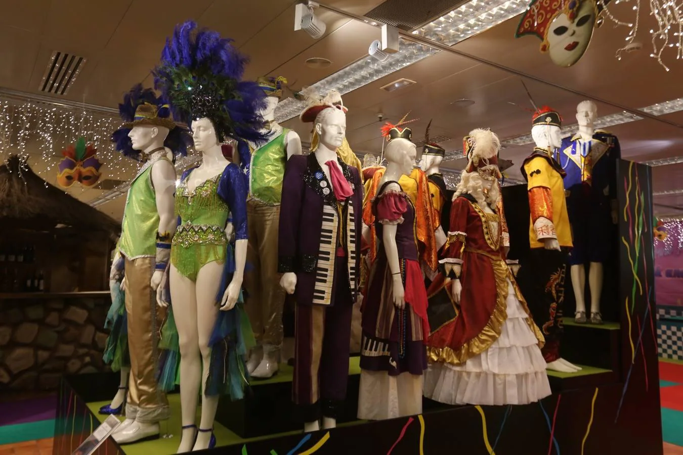 Exposición de disfraces de coros de Carnaval en El Corte Inglés