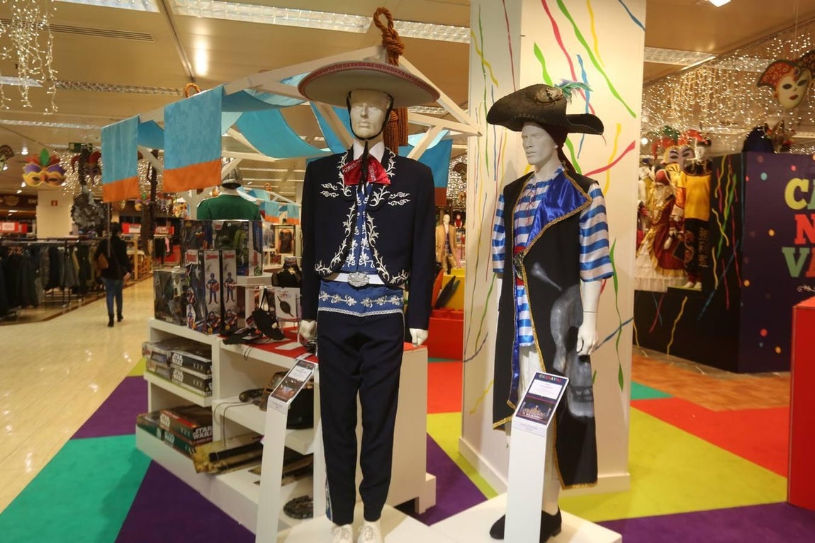 Exposición de disfraces de coros de Carnaval en El Corte Inglés
