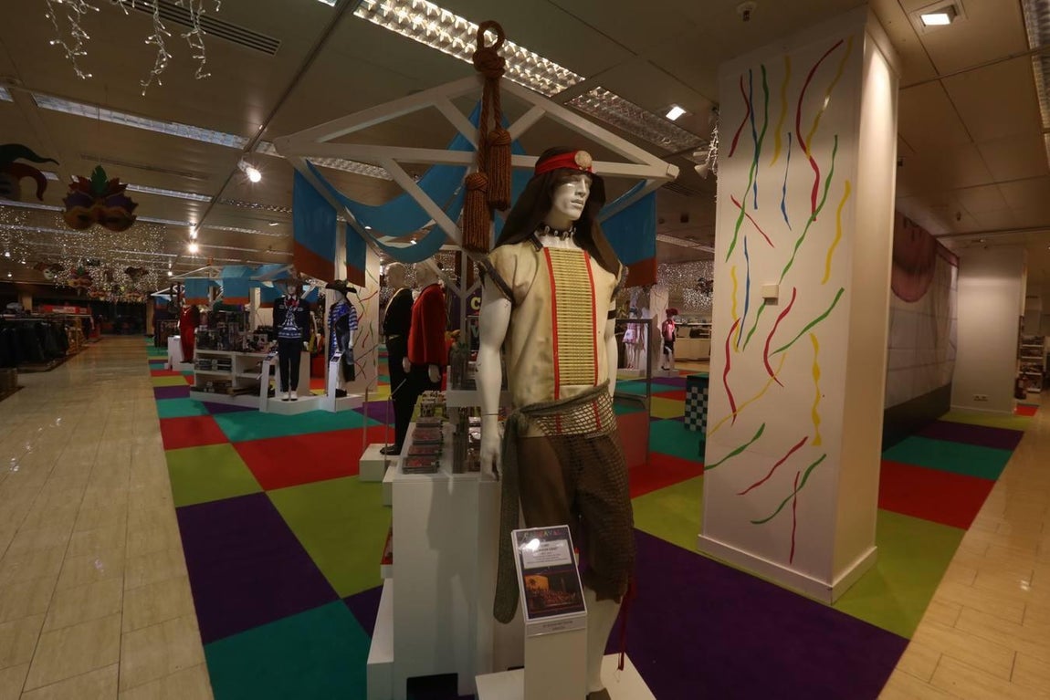 Exposición de disfraces de coros de Carnaval en El Corte Inglés