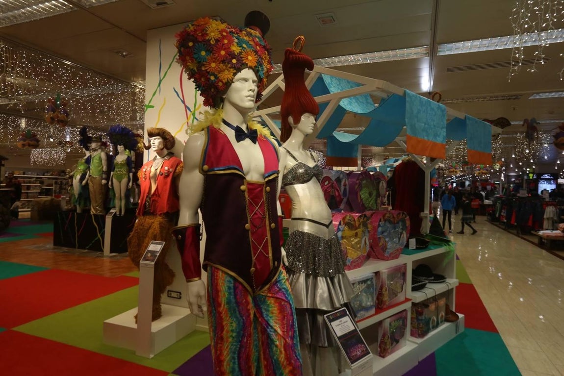Exposición de disfraces de coros de Carnaval en El Corte Inglés