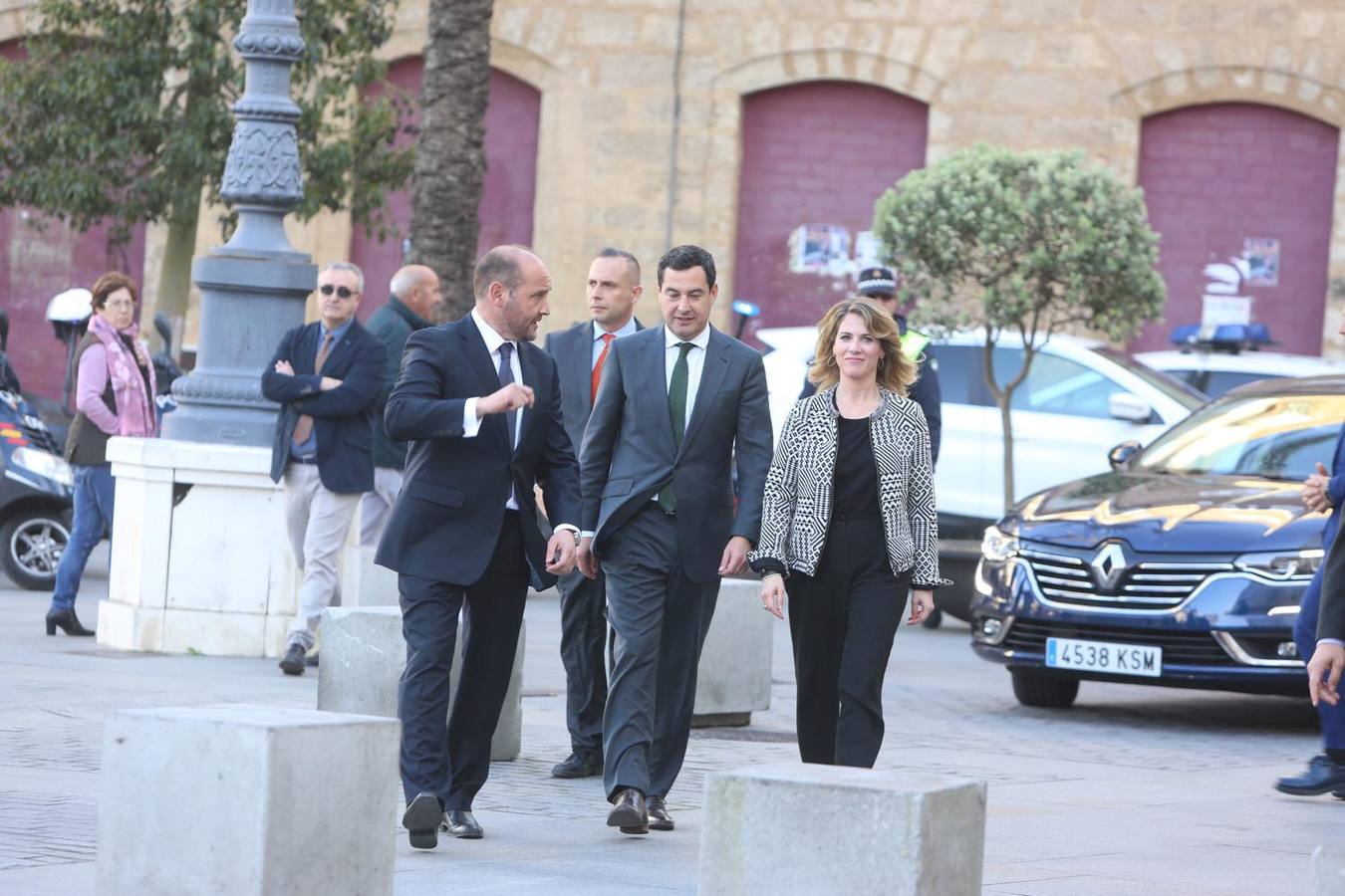 Las imágenes de la visita del Presidente de la Junta al Ayuntamiento y la diputación de Cádiz