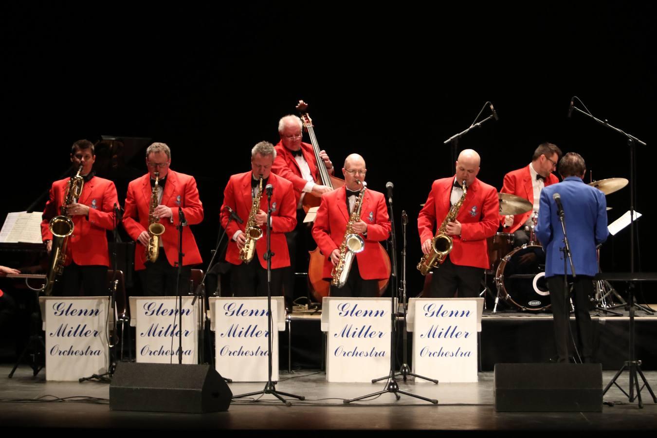 El concierto de Glenn Miller en el Teatro Góngora, en imágenes