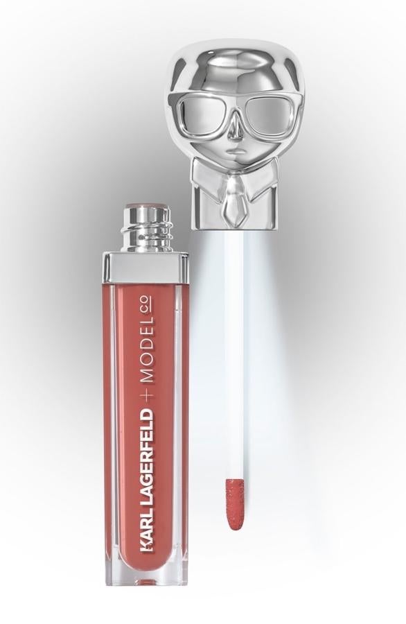 Cosmética. Bajo el lema Kiss Me Karl (Bésame Karl), el diseñador lanzaba en 2018 su línea de cosméticos con una estética muy reconocible. Como este gloss de labios con luz incorporada. (Precio: CPV).