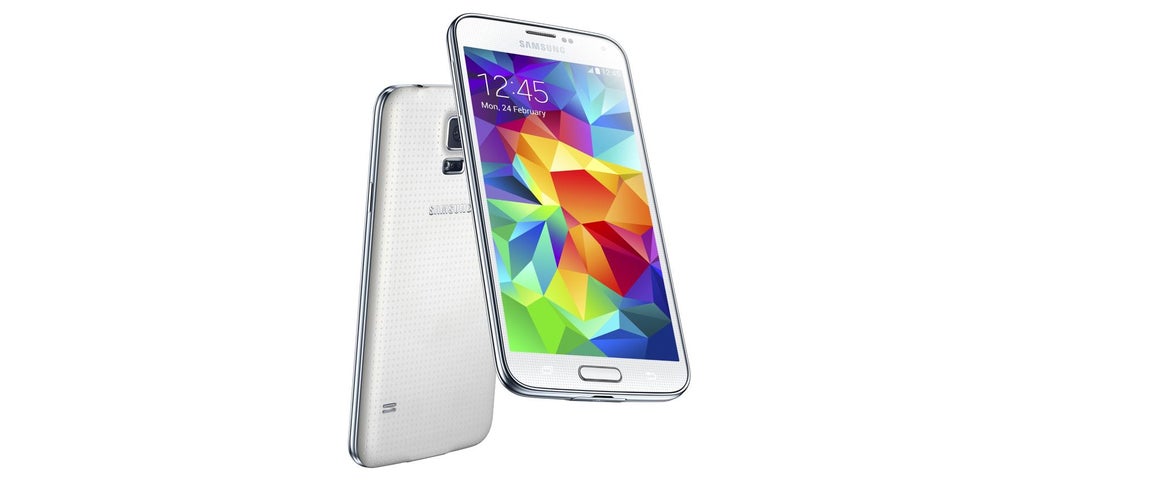 Y siguió creciendo. Samsung, consquistado el mercado móvil, prosiguió con la renovación de su teléfono estrella. La siguente hornada fue el Galaxy S5 (2014), que incorporó por primera vez en su historia -aunque no el mercado móvil, dado que lo introdujo Apple en el iPhone 5S- un lector de huellas dactilares. De diseño más grande y rectangular, su pantalla ya se definía por unas 5.1 pulgadas con resolución Full HD. Con un chip más potente que el anterior modelo, no escapó de las críticas al venir fabricado con materiales plásticos cuando, entonces, el mercado estaba girando hacia otro concepto de movilidad. La cámara, de 16 megapíxeles, contaba con el enfoque automático más rápido de la época, de solo 0,3 segundos. De batería potente (2.800 mAh), el terminal llegó con un modo de ahorro extremo de batería que se denominó Ultra Power Saving Mode, así como resistencia al agua y al polvo. La firma completó el lanzamiento con otras variantes, como el modelo Active o un mini.