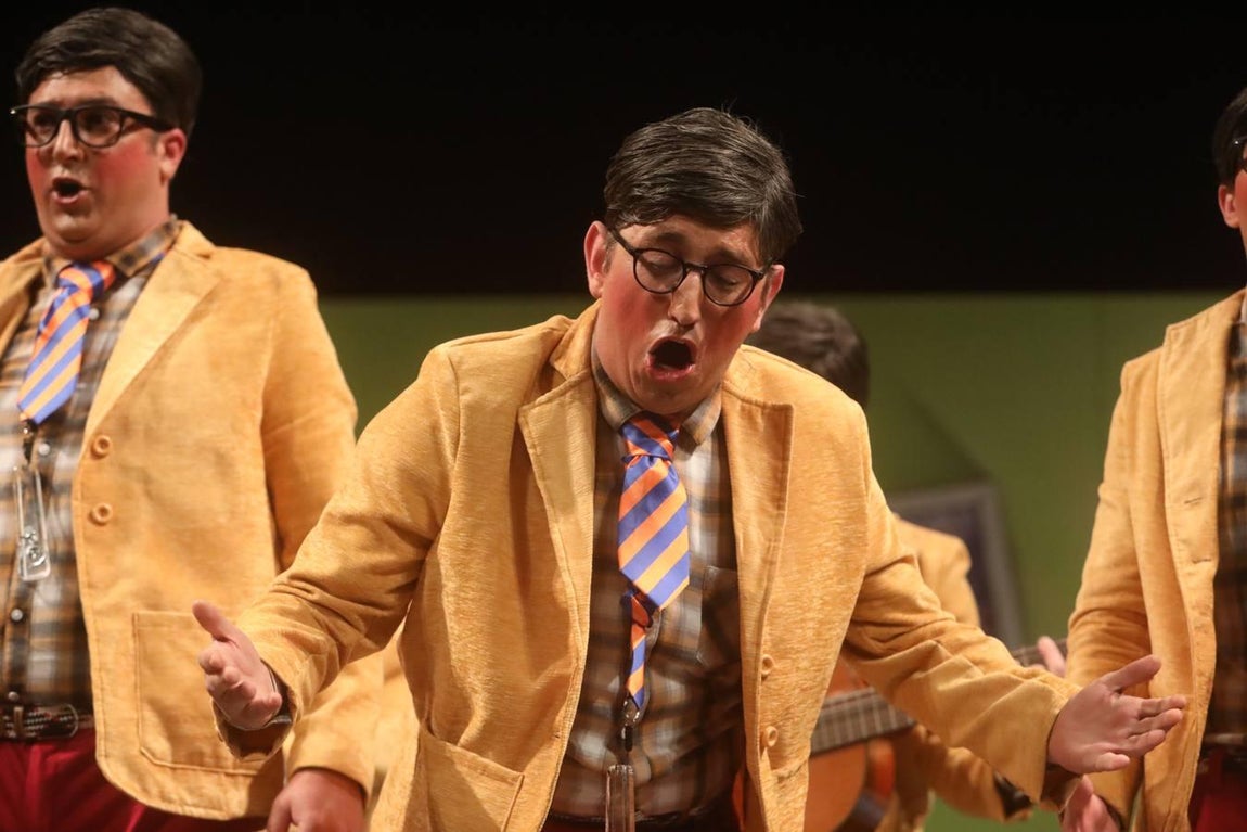 FOTOS: chirigota Los que no valen ni para estar escondidos