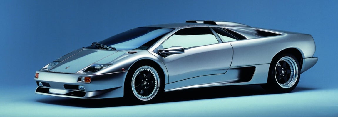 Lamborghini Diablo. El Lamborghini Diablo fue el primero de su familia en pertenecer al club de 200 mph. Se trata de un vehículo con mucho encanto estético, con sus inconfundibles líneas de Lamborghini y su amplia vía trasera. Solo está disponible en dos tonos: metálico y amarillo, y todas las 10 unidades destinadas a los Estados Unidos se terminaron en tiempo récord. Con menos de 13.000 kilómetros en el odómetro, cuando apareció por primera vez, la oferta de apertura fue de 119.000 euros, y ahora está por encima de los 154.000 euros.