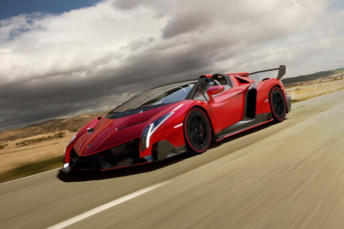 Lamborghini Veneno Roadster. El Lamborghini Veneno Roadster es considerado a día de hoy el modelo más exclusivo del mundo, llegando a costar 4,8 millones de euros. Este diseño llegó al mercado en 2013 por un coste de 3,9 millones de euros, pero con el paso de los años su precio se ha revalorizado. Podría explicarse su precio gracias a algunas de sus características: motor de 12 cilindros en V de 6,5 litros de cilindrada que envía los 750 CV de potencia a las cuatro ruedas. Este modelo de Lamborghini es capaz de acelerar de 0 a 100 km/h en 2,9 segundos y alcanzar una velocidad máxima de más de 355 km/h. Debe su nombre al toro que en 1914 dejó herido al famoso torero José Sánchez Rodríguez durante la corrida de toros en Sanlúcar de Barrameda, Cádiz.