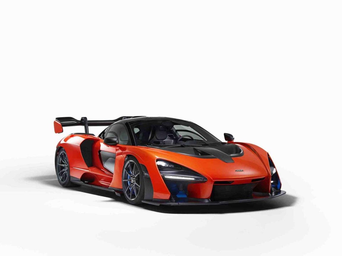 McLaren Senna. Ya se anunció que se fabricarían solo 75 unidades ya que se trata de un vehículo ideado para un uso exclusivo en circuito. El McLaren Senna tiene un motor biturbo, con arquitectura V8, que desarrolla una potencia máxima de 800 CV para mover un peso de solo 1.197 kilos. El precio de este vehículo es de un millón de euros en España.