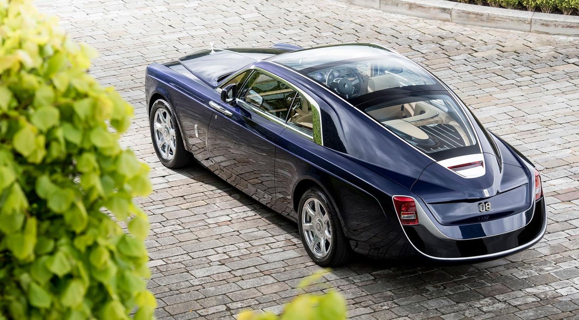 Rolls Royce Sweptail. Este vehículo fue producido en 2017, ocupando la primera posición en el ranking de automóviles más caros del mundo. El diseño y la fabricación se inspiraron en las creaciones de carrusel de las décadas de 1920 y 1930 y a decir verdad está muy logrado. Se trata de uno de los vehículos más lujosos, alcanzando los 11 millones de euros.