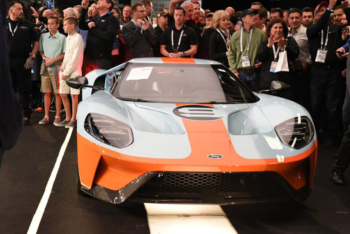 Ford GT Heritage Edition. El Ford GT 2019 no es tan difícil de conseguir si tienes una gran cantidad de suerte, prestigio social y dinero. 2,4 millones de euros se ha llegado a pagar por este coche que se ha subastado con fines benéficos, algo que aumentó la cantidad de dinero a pagar. Este auto alcanza los 60 kilómetros en solo 3 segundos y una velocidad máxima de 348 kilómetros por hora.