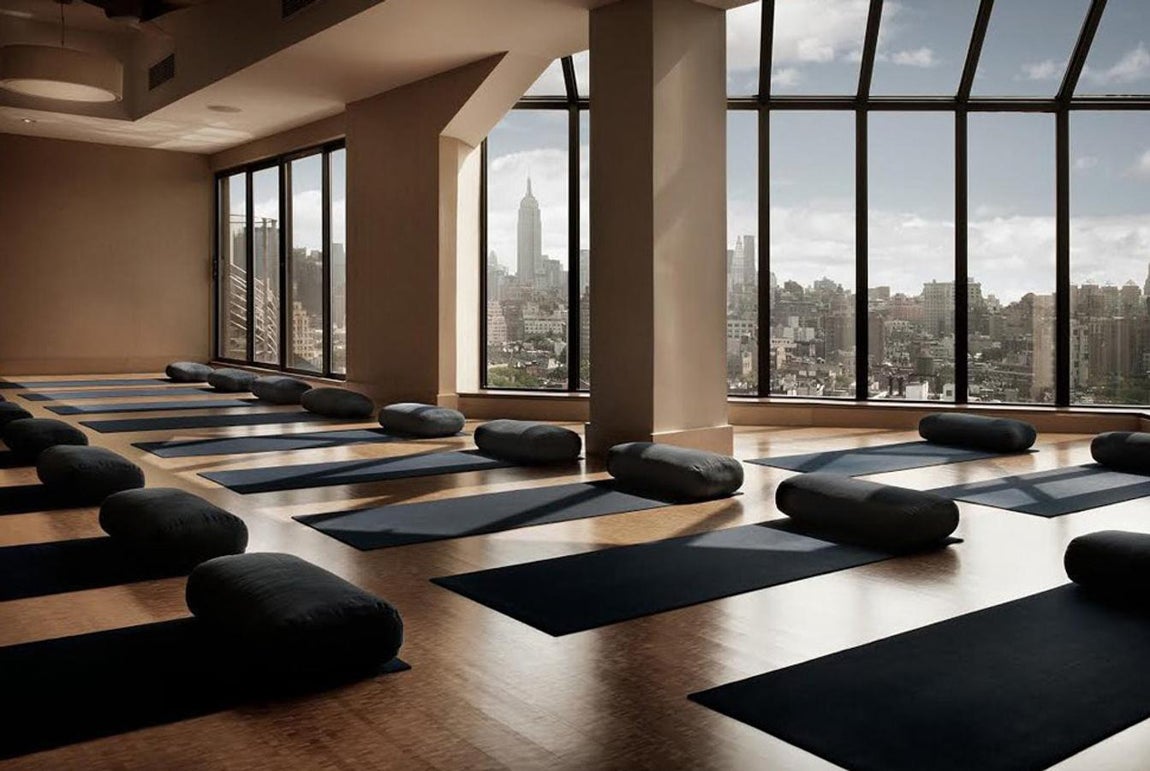 E at Equinox (Nueva York, Estados Unidos). Por algo más de 1.800 euros al mes podrás acceder al E at Equinox de Nueva York, uno de los gimnasios más aclamados del momento. Lo más sorprendente de todo es que no necesitarás una tarjeta para acceder aquí, sino que tu entrada tendrá lugar por un escáner. Con solo dos ubicaciones en el mundo, las ubicaciones E se centran en la calidad de vida en general sobre cuánto puede agacharse un miembro. Cada miembro está emparejado con un entrenador personal que diseña entrenamientos especializados para cada persona. Durante el entrenamiento, cinco a seis entrenadores personales de Nivel 4 están observando y ofreciendo consejos para garantizar el mejor entrenamiento posible. Además de la privacidad (solo hay unos 50 personas en la ubicación de Nueva York) y los beneficios de lujo, los miembros obtienen un escaneo corporal en 3D para seguir su progreso. Se calcula que el año en este gimnasio ronda los 21.600 euros.