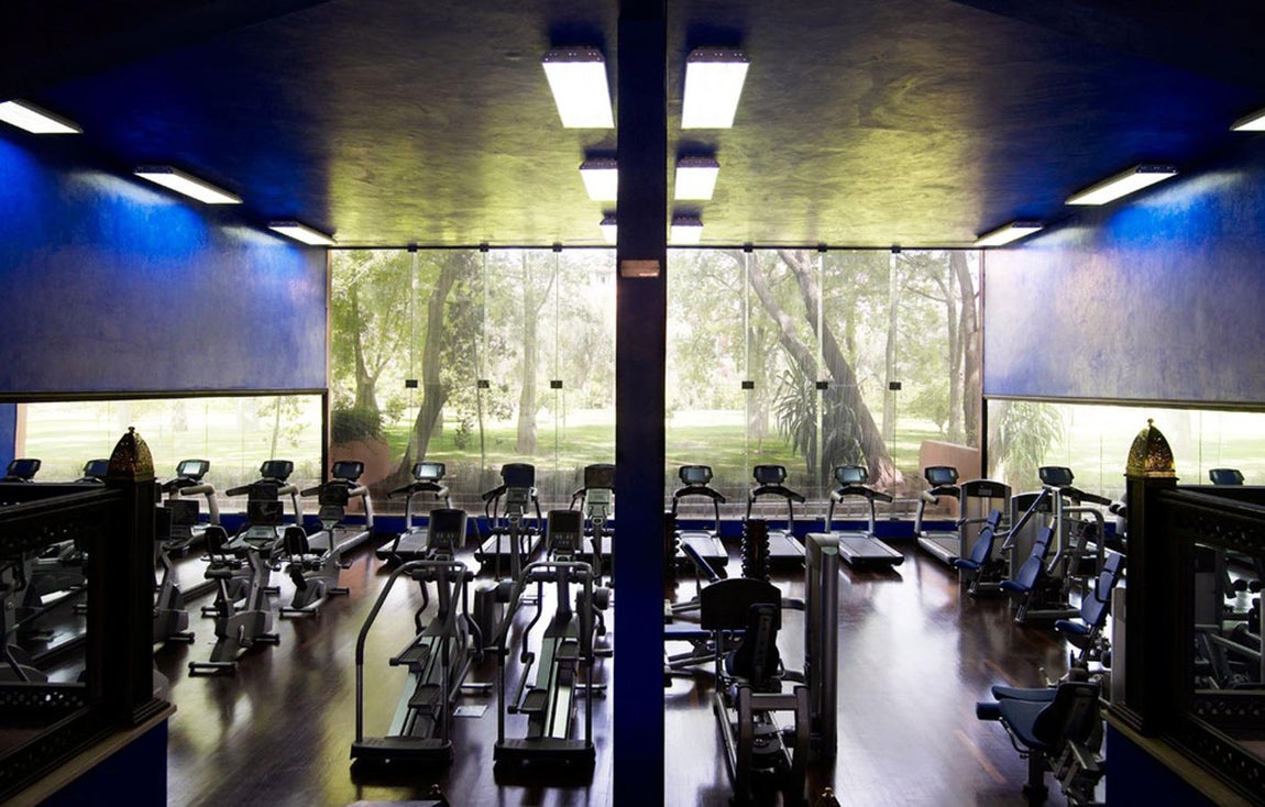 La Mamounia (Marrakech). Este impresionante hotel solo podía tener un exclusivo gimnasio donde las clases privadas con ejercicios personalizados, yoga, aeróbico o Pilates son algunas de las actividades que se pueden llevar a cabo. Como se puede apreciar en la imagen, cuenta con bonitas vistas y el lugar está decorado con creaciones de Yves Saint Laurent. Para poder acceder a este gimnasio es necesario pagar la estancia, por lo que el día puede rondar los 500 euros.