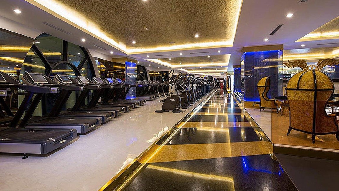 Royal City Club (Hanoi, Vietnam). Se trata del gimnasio más caro del mundo, llegando a costar una clase de yoga 3.000 euros. Y todo tiene su explicación: este excéntrico lugar vietnamita que se creó en 2014 ofrece a su selecta clientela no sólo lo mejor de los recursos técnicos en sus instalaciones, sino también un ambiente que rebosa ostentación. La cuantía anual va desde los 8.000 euros y puede alcanzar los 23.000 euros. Muy pocos clientes pueden permitirse hacer deporte en este lugar de lujo donde también disponen de un entrenador personal.