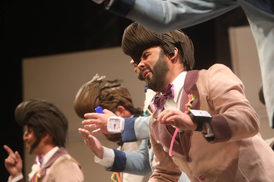 FOTOS: chirigota Paqui, baja aunque sea en pijama