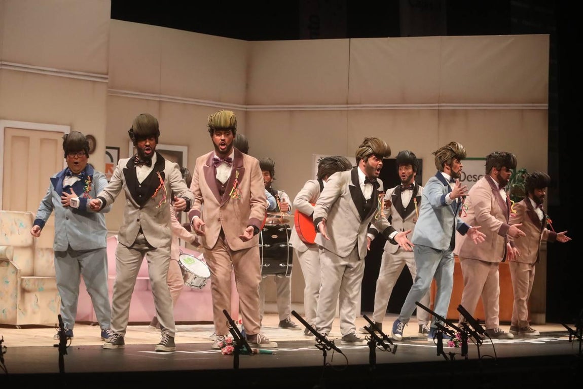 FOTOS: chirigota Paqui, baja aunque sea en pijama