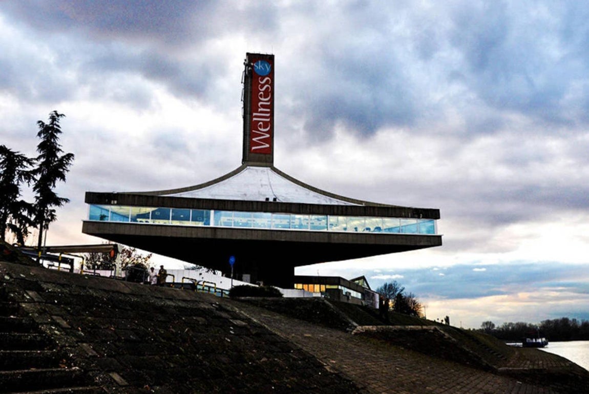 Gimnasio Wellness Sky (Belgrado, Serbia). Fue diseñado originalmente hace aproximadamente 36 años e inicialmente era un exclusivo restaurante en el paseo marítimo de Belgrado. Sin embargo, a día de hoy, Wellness Sky es una de las membresías de gimnasio más lujosas del mundo. Su especial estructura ha hecho que sea uno de los mejores lugares de turismo en Serbia y en su programa de servicios se encuentra el yoga, pilates y el tai chi entre otras actividades. Este espacioso lugar ha sido pensado para disfrutar de grandes estancias, y teniendo en cuenta que hay que pagar 26.000 euros al año para poder acceder a él, casi nunca se encuentra abarrotada.