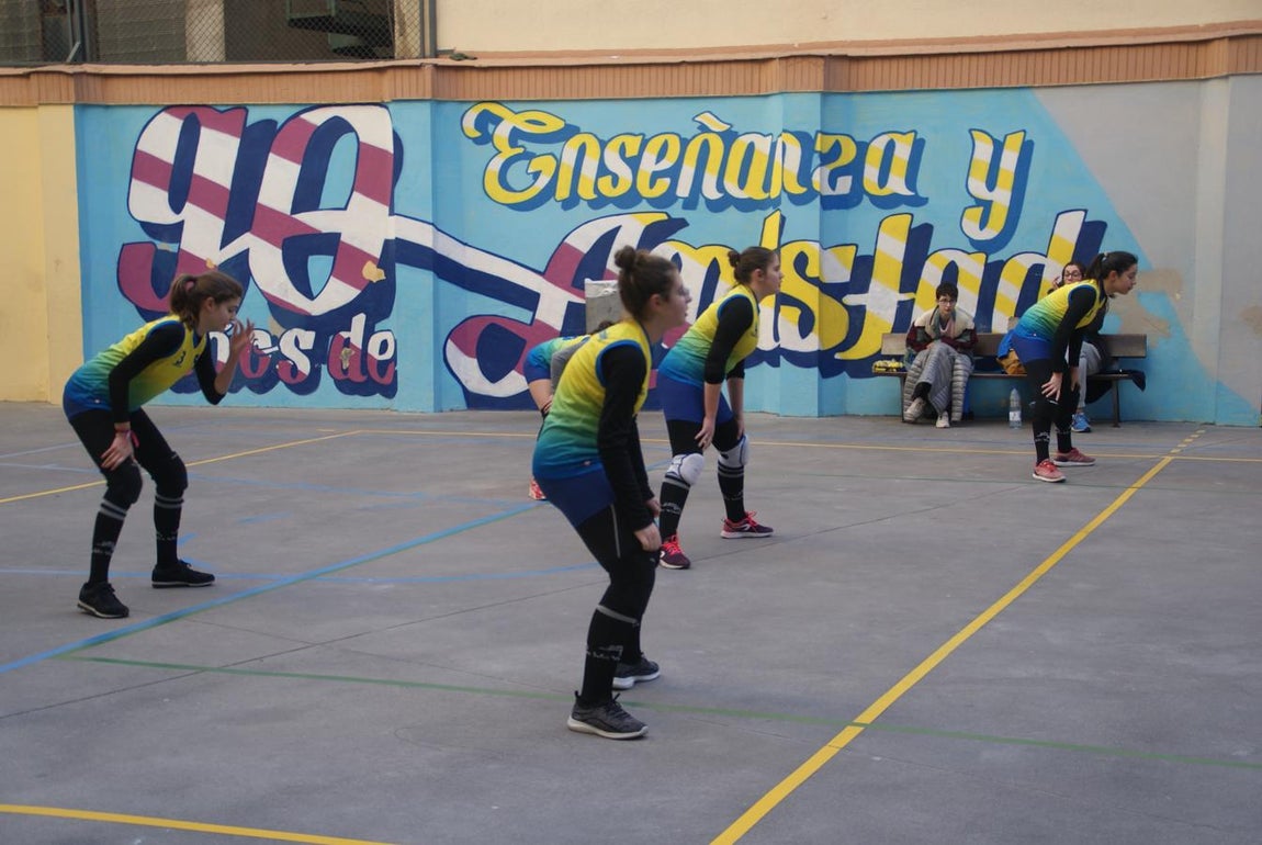Las mejores imágenes del partido de voleibol entre Decroly &quot;A&quot; y Santo Domingo Savio