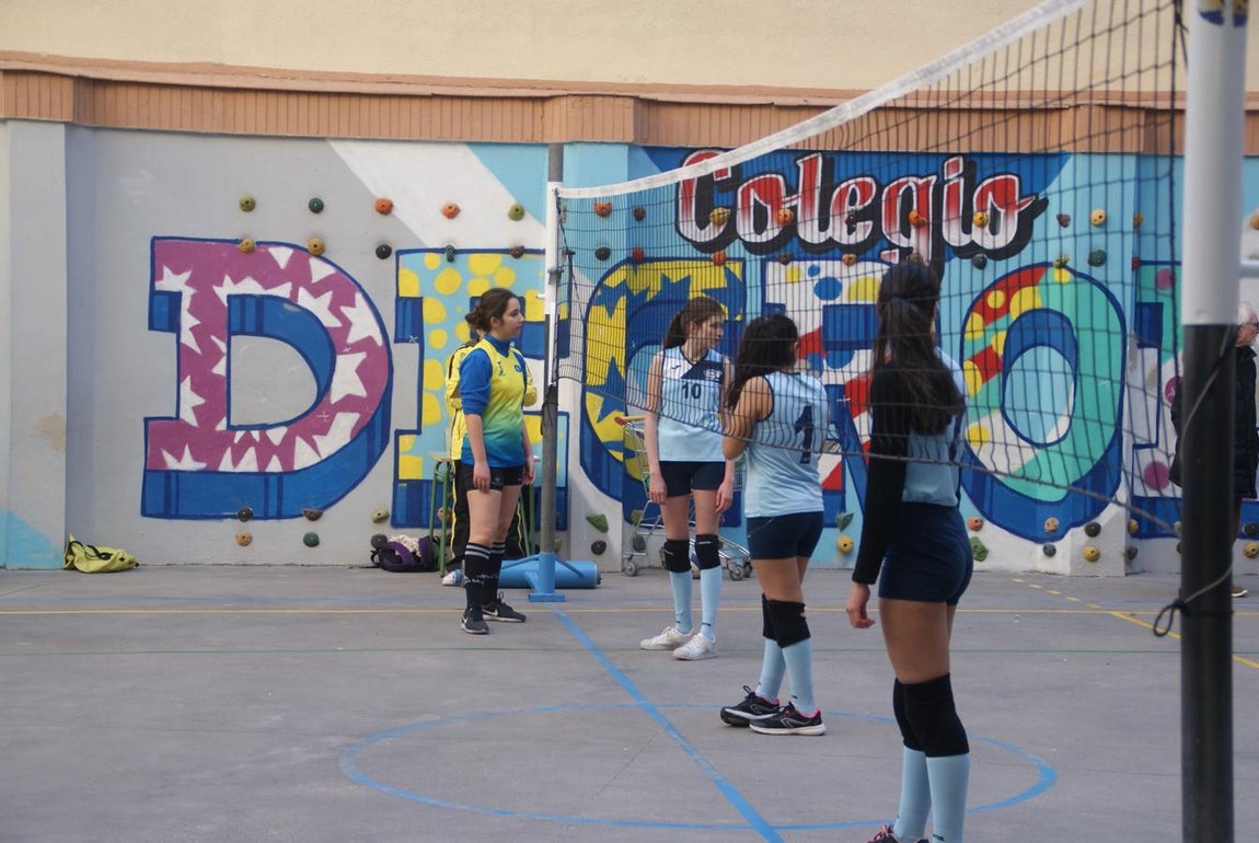 Las mejores imágenes del partido de voleibol entre Decroly &quot;A&quot; y Santo Domingo Savio