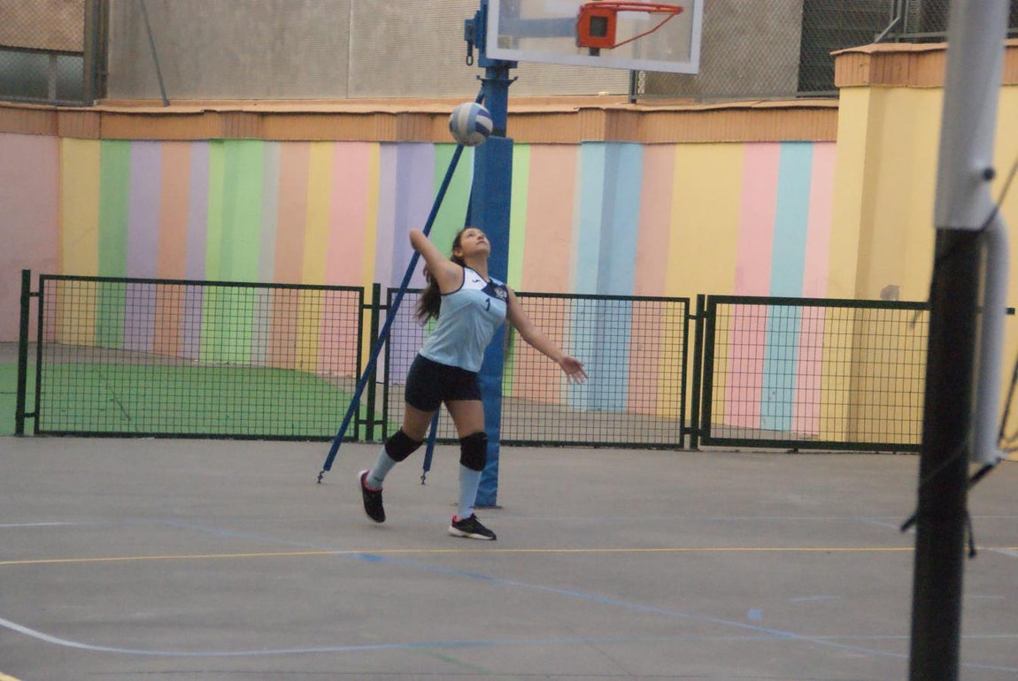 Las mejores imágenes del partido de voleibol entre Decroly &quot;A&quot; y Santo Domingo Savio