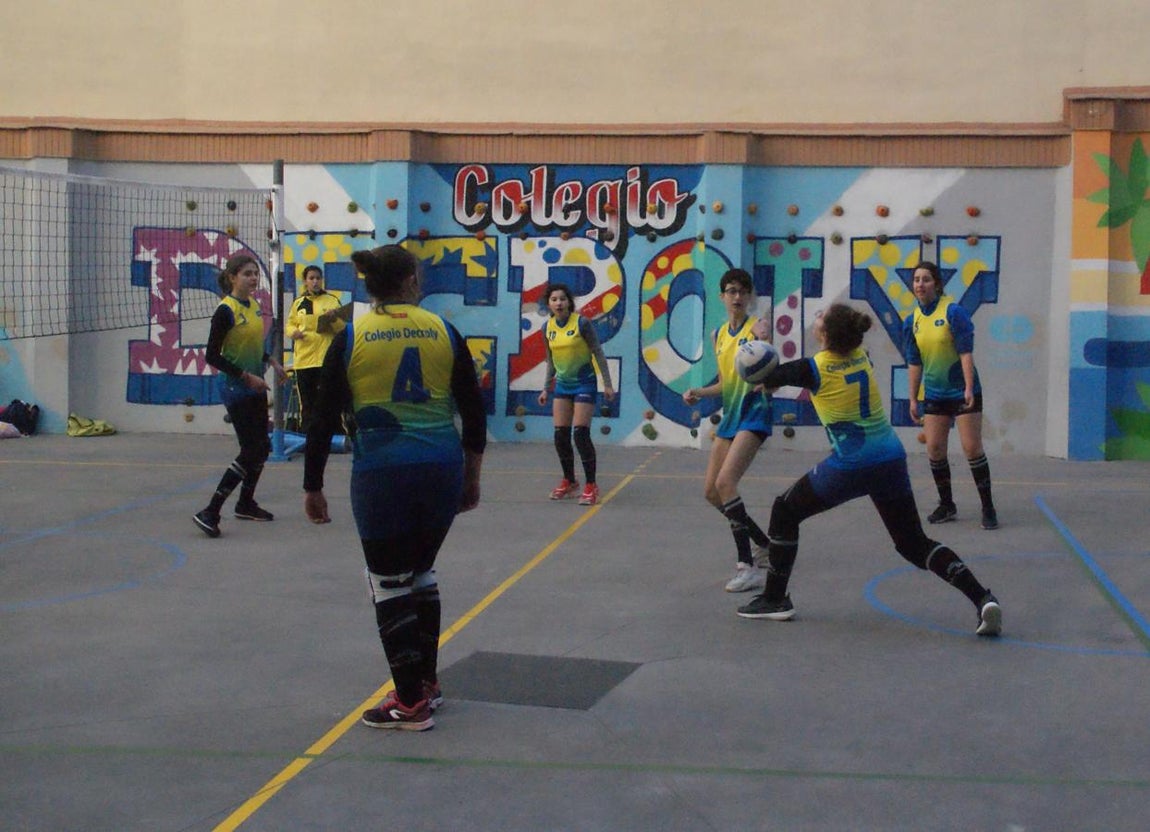Las mejores imágenes del partido de voleibol entre Decroly &quot;A&quot; y Santo Domingo Savio