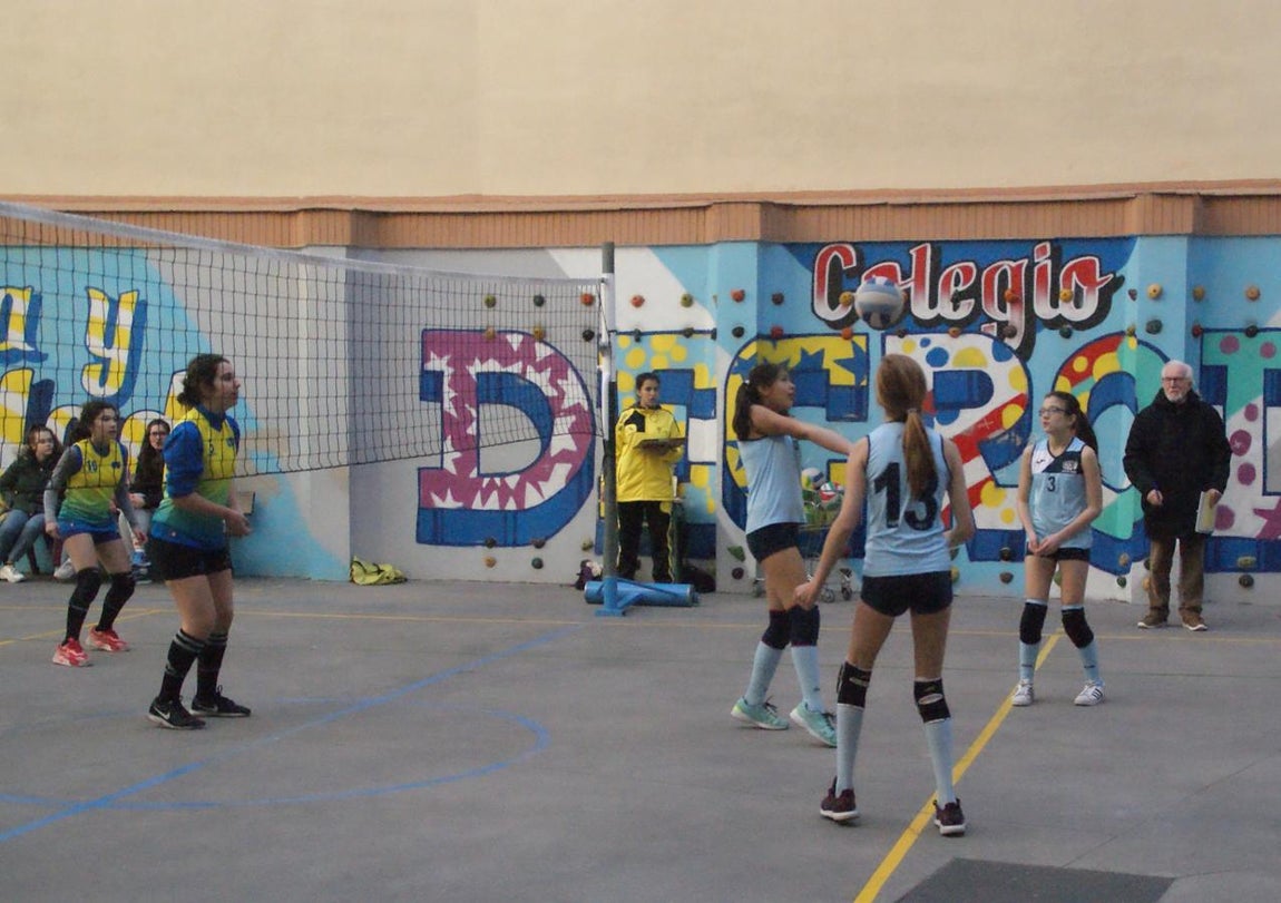 Las mejores imágenes del partido de voleibol entre Decroly &quot;A&quot; y Santo Domingo Savio