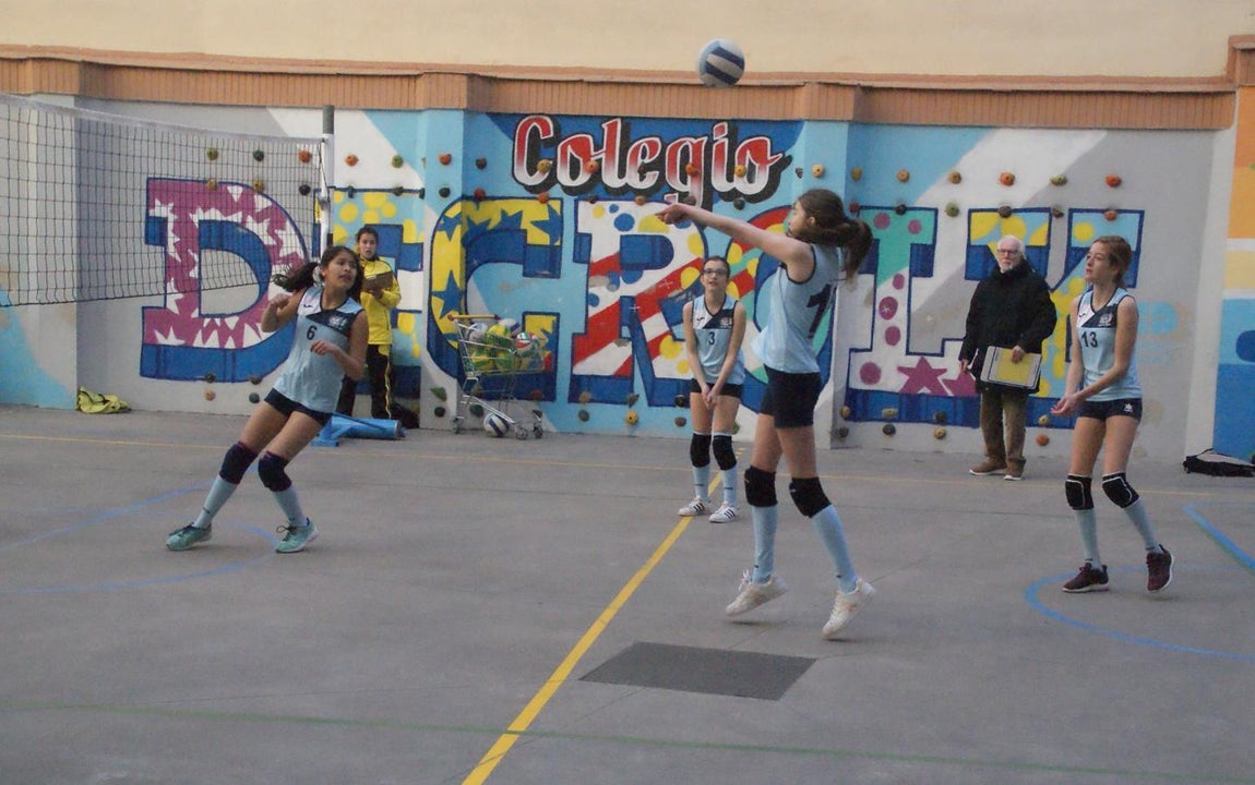 Las mejores imágenes del partido de voleibol entre Decroly &quot;A&quot; y Santo Domingo Savio