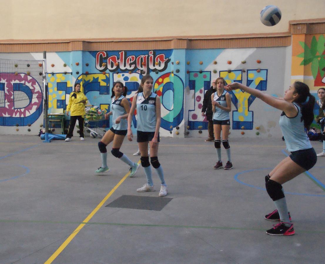 Las mejores imágenes del partido de voleibol entre Decroly &quot;A&quot; y Santo Domingo Savio