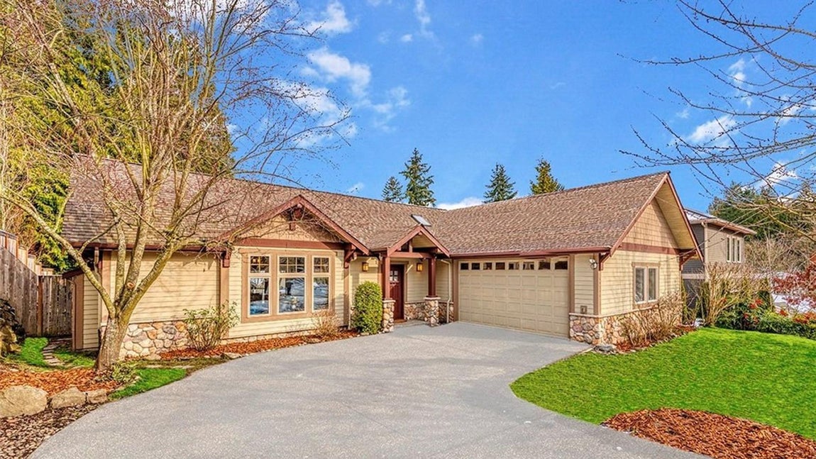 Fachada. Por tan solo 1,3 millones de euros la casa donde nació Amazon puede ser tuya. Así lo han decidido los directivos de la marca, que han optado por poner a la venta esta propiedad unifamiliar ubicada en el West Bellevue, en Seattle, Washington. En esta casa el empresario estadounidense Jeff Bezos ha vivido grandes momentos desde 1994, cuando fundó la marca.