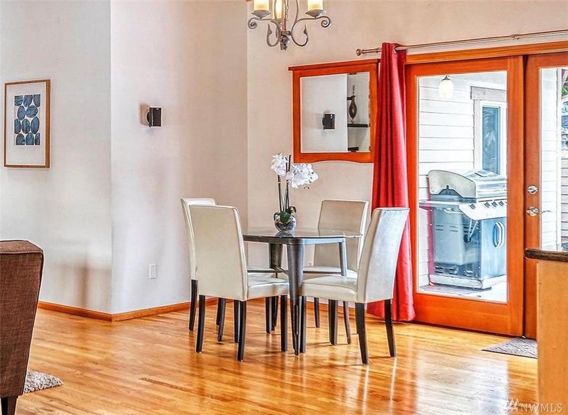 Salón. El historial de precios de la casa ilustra cuánto ha cambiado el área. Se dice que nada tiene que ver que los directivos de Amazon hayan pasado por aquí ya que en ventas anteriores los compradores ni siquiera lo sabían. Sin embargo el asesor del condado valoró la casa en 119.000 euros. Después de que Bezos se mudara por meses, se compró por 160.000 euros. Luego se vendió nuevamente en 2009 entre 546.000 euros y 650.000 euros. Y a día de hoy cuesta el doble.